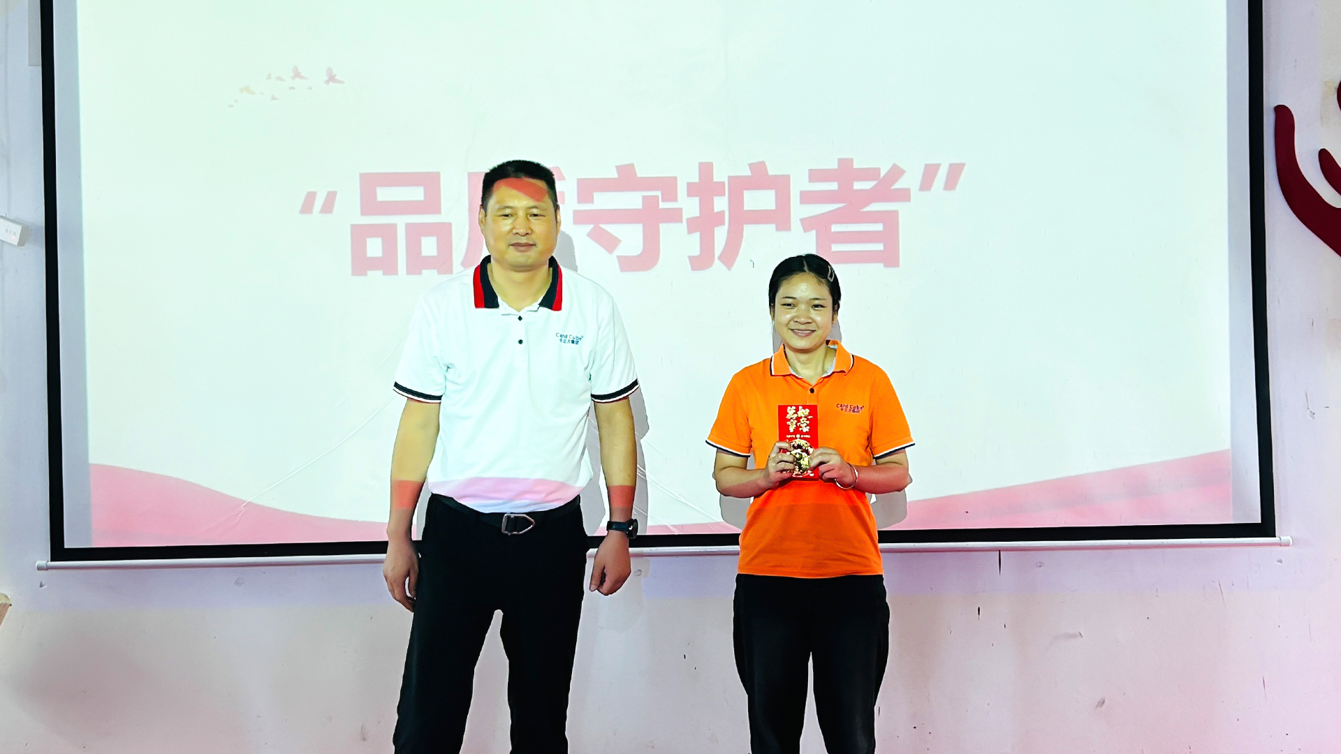 J9国际集团集团关于制卡部吴芳与定制化部喻普火情处置的表彰通报
